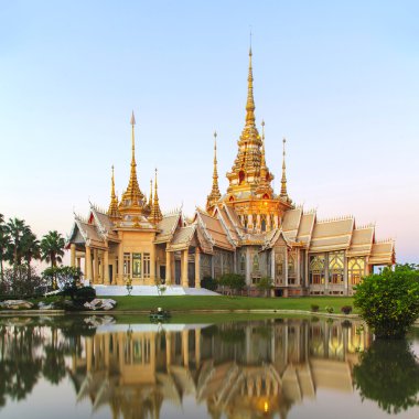 Tayland tapınak alacakaranlıkta
