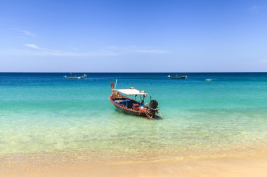 Geleneksel Tay longtail tekne ünlü güneşli Long Beach