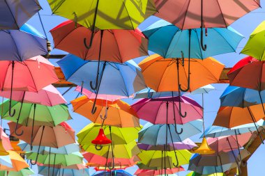Renkli şemsiyeler, arka plan