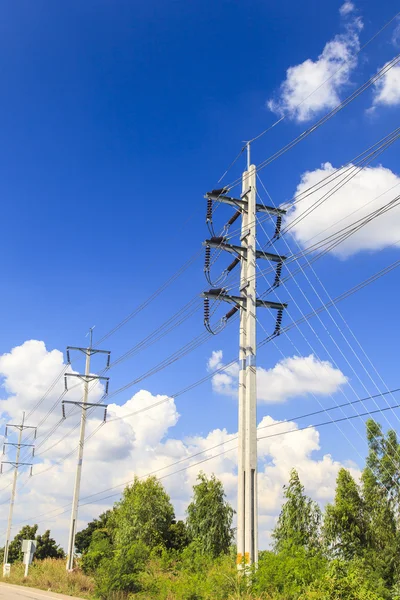 Electric pole på blå himmel — Stockfoto