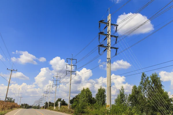 Electric pole på blå himmel — Stockfoto