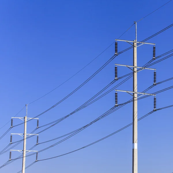 Electric pole på blå himmel — Stockfoto