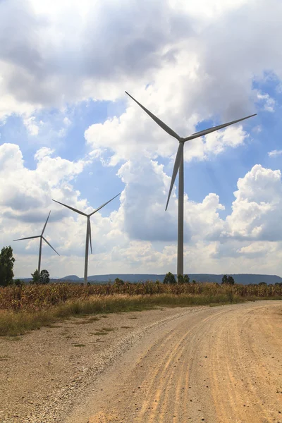 Windkraftanlage erneuerbare Energiequelle Sommerlandschaft mit blauem Himmel — Stockfoto