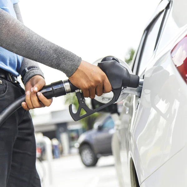 Tankstation werknemer vulling opwaarts auto met brandstof — Stockfoto