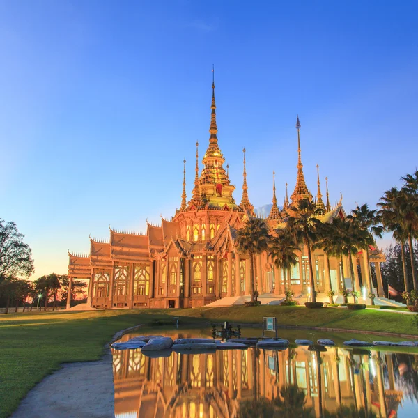 Thailändischer Tempel in der Dämmerung — Stockfoto