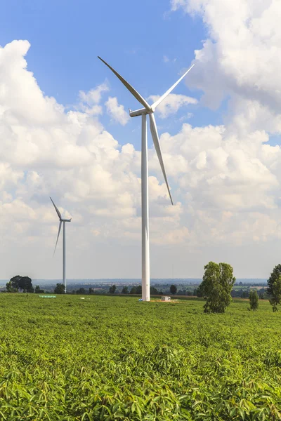 Éolienne source d'énergie renouvelable paysage d'été avec ciel bleu — Photo