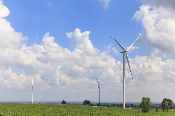 Éolienne source d'énergie renouvelable paysage d'été avec ciel bleu — Photo