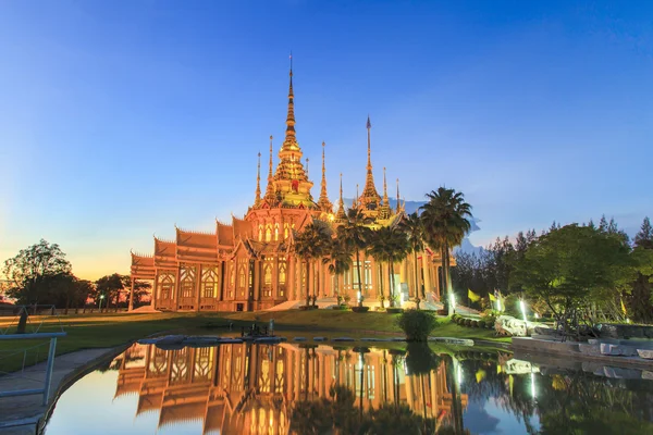 Thailändischer Tempel in der Dämmerung — Stockfoto