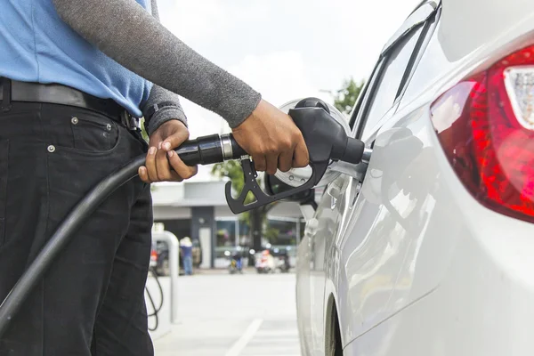 Service station worker filling up car with fuel — Stock Photo, Image