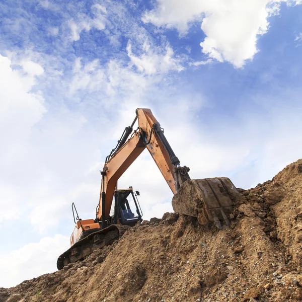 Escavadeira em um canteiro de obras — Fotografia de Stock