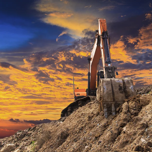 Excavadora en una obra de construcción —  Fotos de Stock