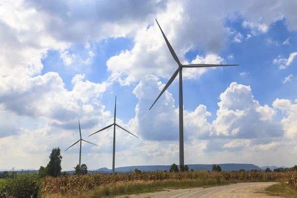 Rüzgar türbin yenilenebilir enerji kaynağı yaz manzara mavi gökyüzü ile — Stok fotoğraf