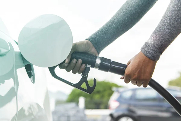 Bomba de gás para reabastecimento de carro no posto de gasolina — Fotografia de Stock