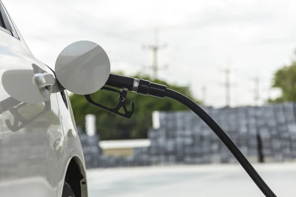 Pompa di benzina per il rifornimento di auto sul distributore di benzina — Foto Stock