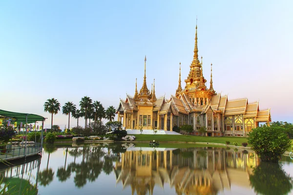Templo da Tailândia no crepúsculo — Fotografia de Stock
