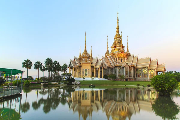 Thailändischer Tempel in der Dämmerung — Stockfoto