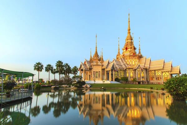 Thailändischer Tempel in der Dämmerung — Stockfoto