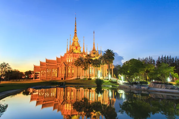 Thailändischer Tempel in der Dämmerung — Stockfoto