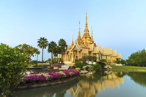 Thailändischer Tempel in der Dämmerung — Stockfoto