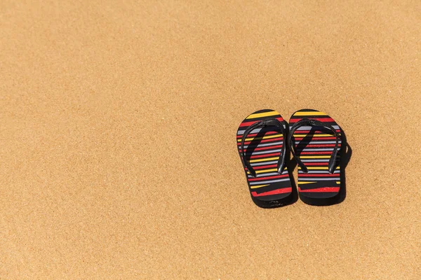 Slippers op het zandstrand — Stockfoto