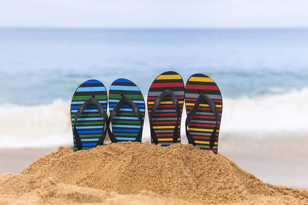 Infradito sulla spiaggia di sabbia — Foto Stock