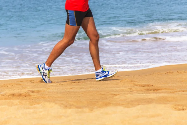 Hombre corriendo en la playa — Foto de Stock