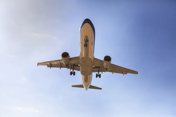Avião no céu, transporte, viagem, transporte — Fotografia de Stock