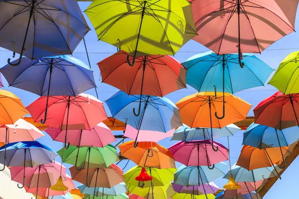 Цветные зонтики, абстрактный фон — стоковое фото