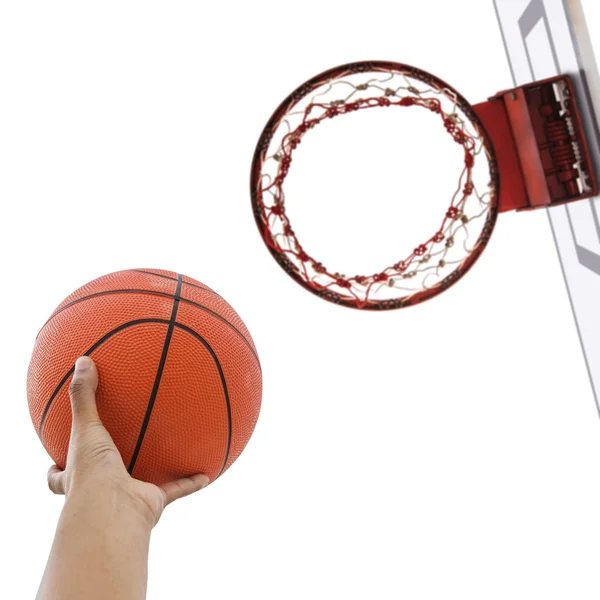 Vista inferior do gol do campo de basquete com bola de basquete na mão — Fotografia de Stock