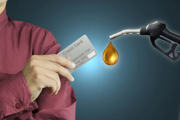 Vágott üzletember kezében hitelkártya a benzinkút látképe — Stock Fotó