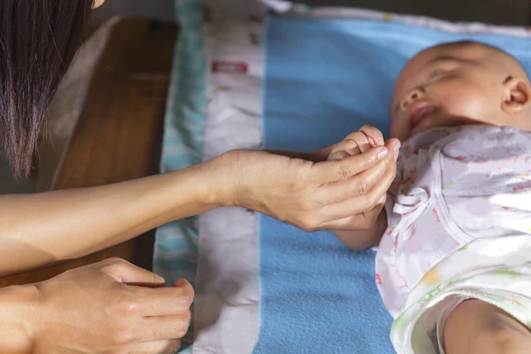 Hand des Neugeborenen — Stockfoto