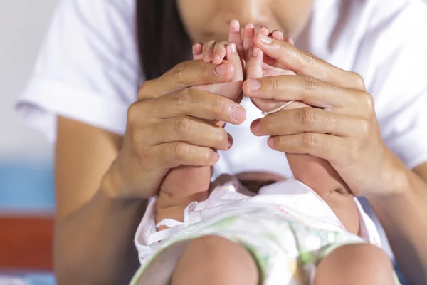 Руки новорожденного ребенка — стоковое фото