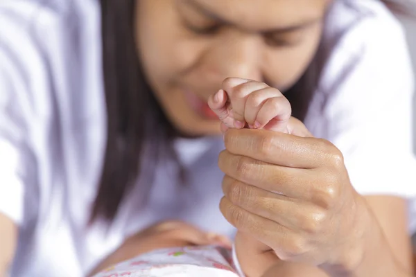 Hand van pasgeboren baby — Stockfoto