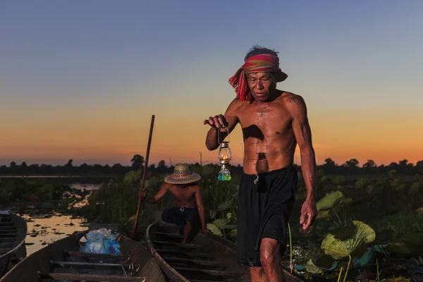 Gün batımında gölde Fishermans holding lamba — Stok fotoğraf