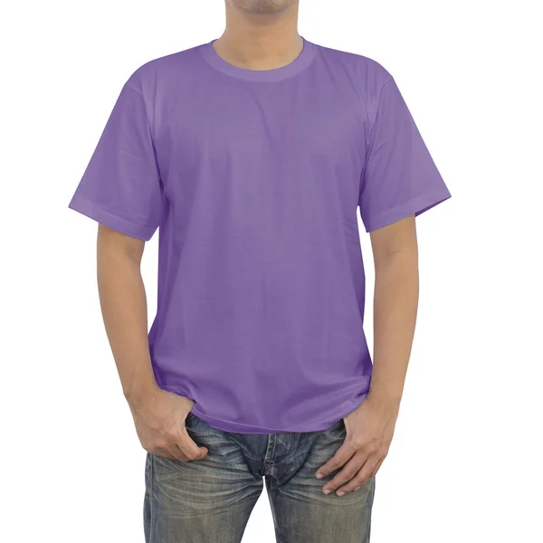 Мужчины в фиолетовой футболке — стоковое фото