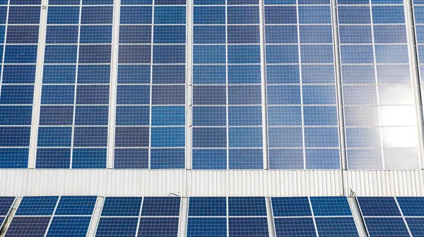 在空中俯瞰屋顶上的太阳能电池 安装在大型工业大楼屋顶上的太阳能电池板或用无人驾驶飞机建造的仓库 — 图库照片