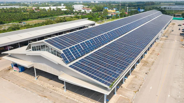 Luftaufnahme Der Solarzellen Auf Dem Dach Sonnenkollektoren Auf Dem Dach lizenzfreie Stockfotos