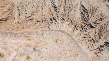 İnsansız hava araçlarıyla çekilen suyun bıraktığı havadan yukarıdan görüntüleme desenleri yeryüzünün yüzeyinde.