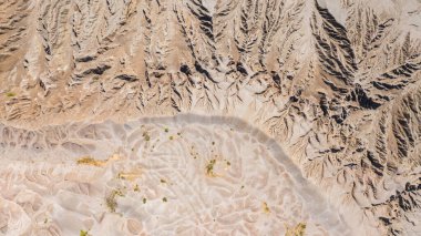 İnsansız hava araçlarıyla çekilen suyun bıraktığı havadan yukarıdan görüntüleme desenleri yeryüzünün yüzeyinde.