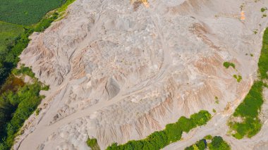 İnsansız hava araçlarıyla çekilen suyun bıraktığı havadan yukarıdan görüntüleme desenleri yeryüzünün yüzeyinde.
