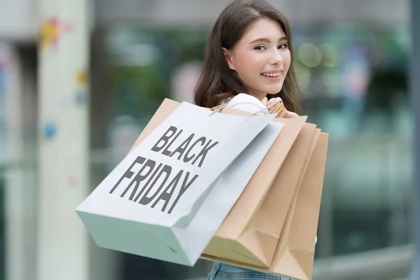 Conceito Black Friday Mulher Segurando Muitos Sacos Compras Andando Com — Fotografia de Stock