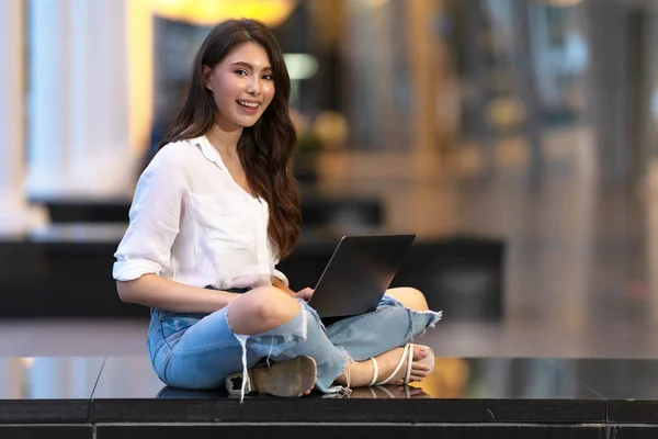 Gelukkig Jonge Vrouw Zitten Vloer Met Behulp Van Laptop Nachts — Stockfoto