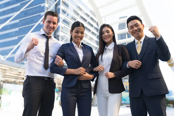 Quatre Dirigeants Affilée Équipe Affaires Debout Acclamant Devant Bureau Moderne — Photo