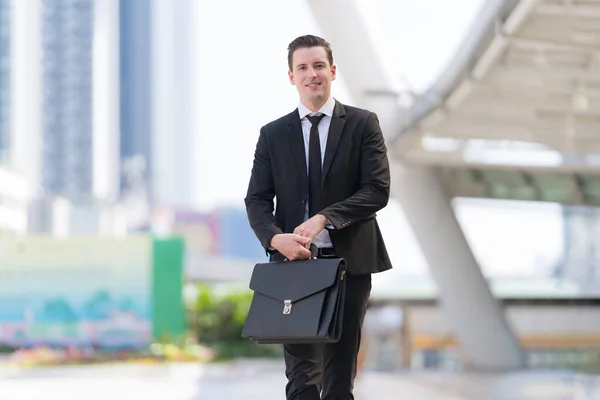 Επιτυχημένος Επιχειρηματίας Πηγαίνει Επαγγελματική Συνάντηση Κρατώντας Χαρτοφύλακα Πόδια Μπροστά Από — Φωτογραφία Αρχείου