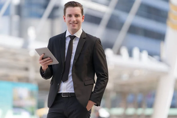 Retrato Homem Negócios Sorrindo Usando Tablet Frente Escritório Moderno — Fotografia de Stock