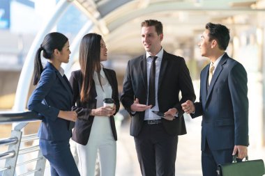 Modern ofis, takım çalışması konsepti ve iş başarısı önünde birbiriyle konuşan iş adamları kazanır.