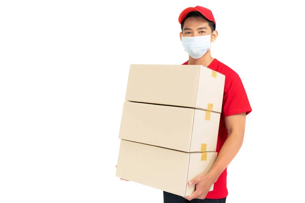 Empleado Del Repartidor Camiseta Roja Máscara Facial Uniforme Sosteniendo Caja — Foto de Stock