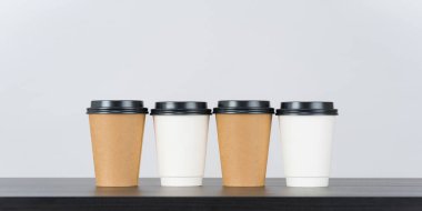 Beyaz arka planda boş kağıt kahve fincanı.