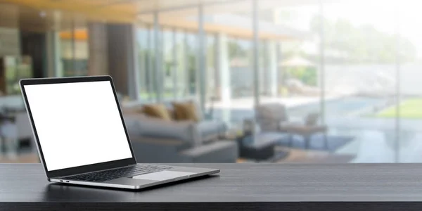 Ноутбук Компьютер Пустой Белый Экран Столе — стоковое фото