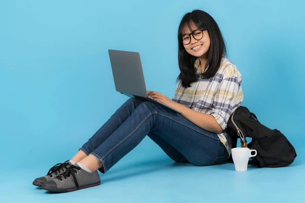 Feliz Asiática Estudiante Sentado Con Uso Ordenador Portátil Fondo Azul —  Fotos de Stock